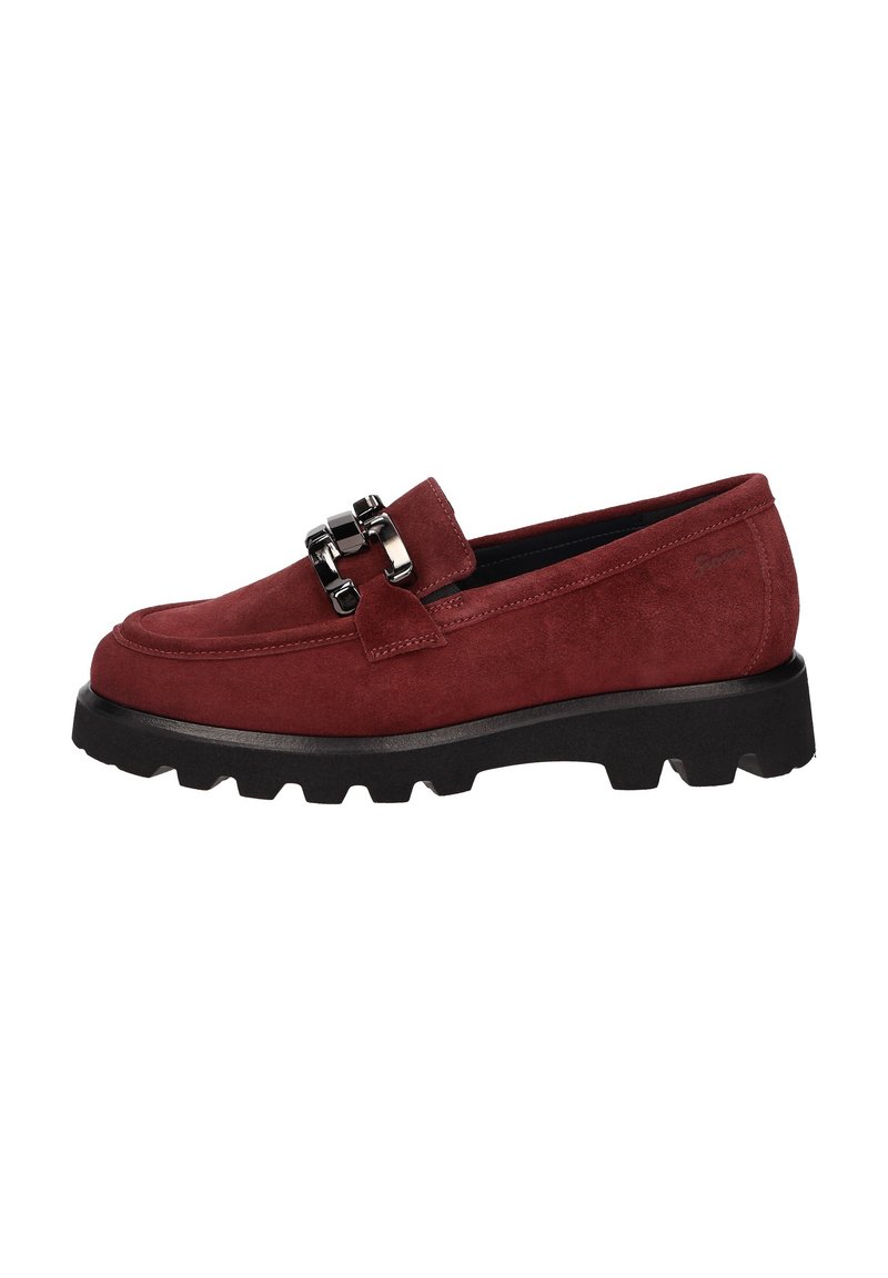 Dames burgundy suède instapper met chunky zwarte rubberen zool en zilveren kettingdetail over de bovenkant, zijaanzicht op witte achtergrond.