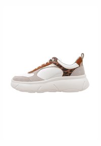 Sneaker con una combinazione di pelle bianca, suede beige e dettagli a stampa leopardo. Suola bianca spessa e dettagli in pelle marrone a contrasto.