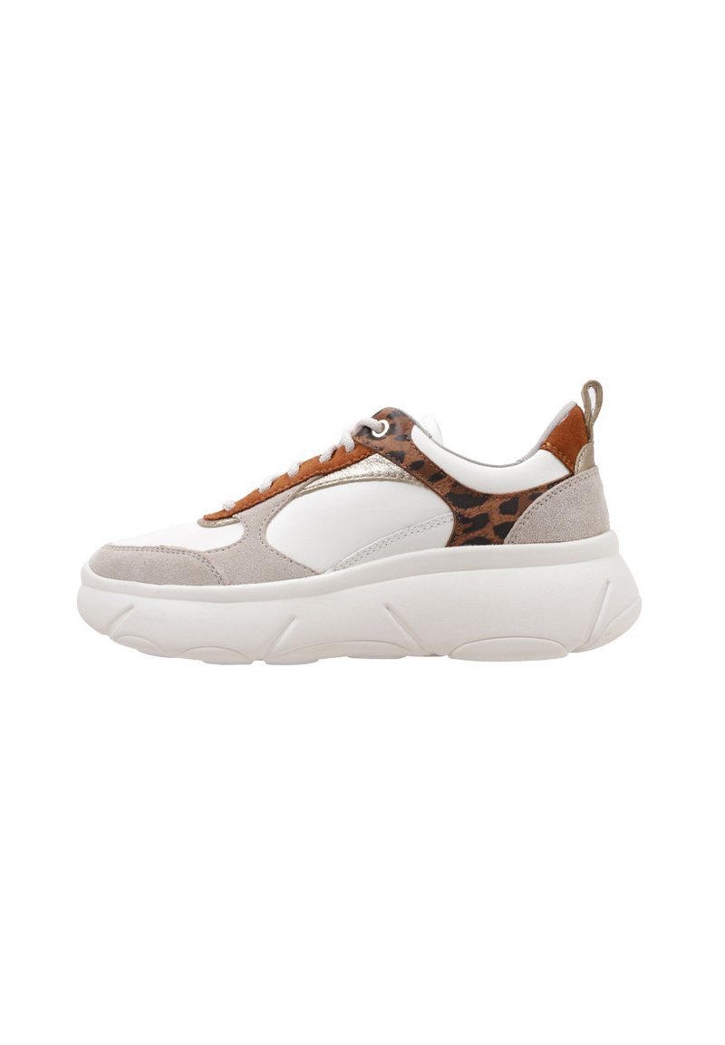 Sneaker con una combinazione di pelle bianca, suede beige e dettagli a stampa leopardo. Suola bianca spessa e dettagli in pelle marrone a contrasto.