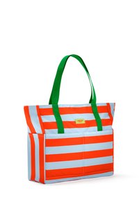 Borsa tote con strisce orizzontali arancioni e blu chiaro, manici verdi, tasche frontali e un piccolo etichetta gialla del marchio.