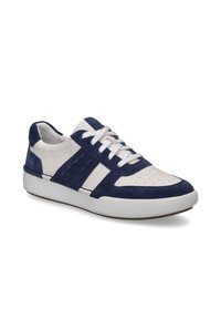 Sneaker wykonany z granatowego zamszu i białej skóry, z perforowanym noskiem, kontrastującymi paskami, okrągłymi sznurówkami oraz teksturowaną gumową podeszwą.