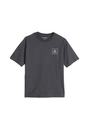 Donkergrijs katoenen T-shirt met korte mouwen en een klein wit vierkant logo met "M O P" op de linkerborst en een ronde hals.