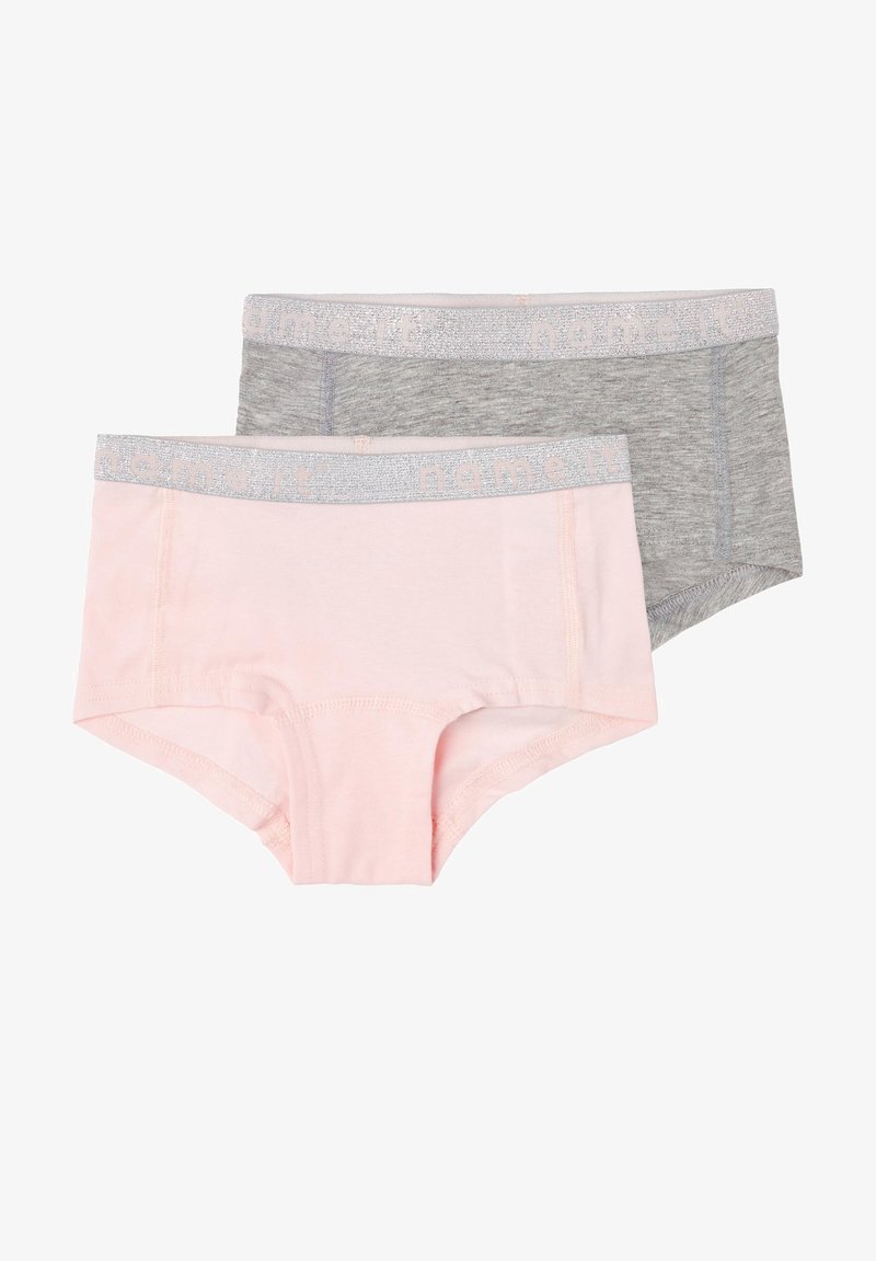 Cuecas hipster em algodão rosa e cinza, com uma cintura elástica prateada onde está escrito "nomeie-o". Textura suave, design de corte clássico.