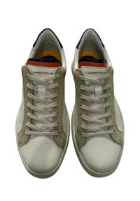 Sneaker bianchi in pelle con dettagli in camoscio beige, caratterizzati da lacci piatti, un design elegante e una soletta multicolore. Silhouette a basso profilo.