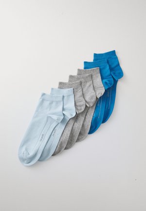 Conjunto de seis meias em tons de azul claro, cinza e azul escuro. Cada par possui uma textura suave e um design de corte baixo para um ajuste casual.