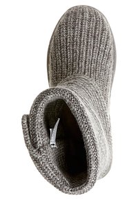 Chausson bottine gris en tricot vu de dessus, présentant une texture côtelée et une semelle souple avec une étiquette intérieure visible.