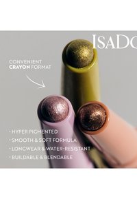 Produits cosmétiques au format crayon en vert, rose et marron. Embouts arrondis avec des finitions brillantes. Texture lisse, résistante à l'eau et mélangable.