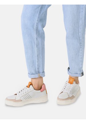 Weiße Sneakers mit sandfarbenen Akzenten, orangen und pinken Fersenabstützungen, durchbrochenen Details an den Seiten und einer strukturierten Gummisohle.