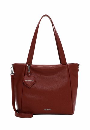 Rode leren tote bag met een gestructureerde afwerking, dubbele handvatten, een afneembare schouderband en een hartvormige charm met branding.