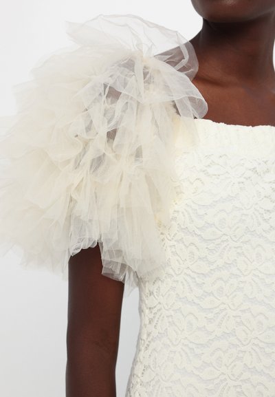 Witte kanten jurk met een strakke lijfje en een volumineuze, gerimpelde tule schouderaccent in zachte crèmekleur. Gladde textuur, elegante ontwerp.