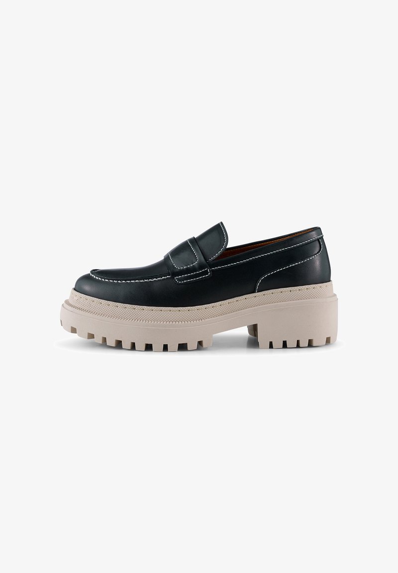 Mustat nahka loaferit, joissa on teksturoidun beige pohjan, valkoiset ompeleet ja pyöreä varvastyyny.