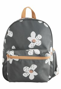 Grå ryggsäck med blommönster, prydd med vita blommor med svarta prickar och orange detaljer. Inkluderar en framficka med dragkedja.