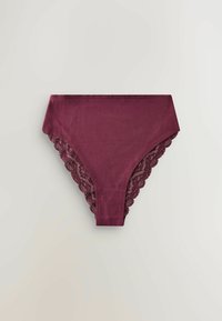 Sous-vêtement féminin taille haute bordeaux avec bordure en dentelle le long des ouvertures des jambes, posé à plat sur un fond clair.
