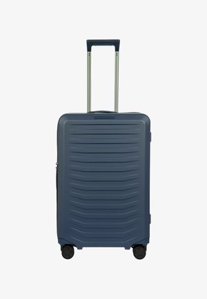 Blauer Hartschalenkoffer mit eingeprägten horizontalen Linien, ausziehbarem Aluminiumgriff und vier schwarzen Rollen für Mobilität.