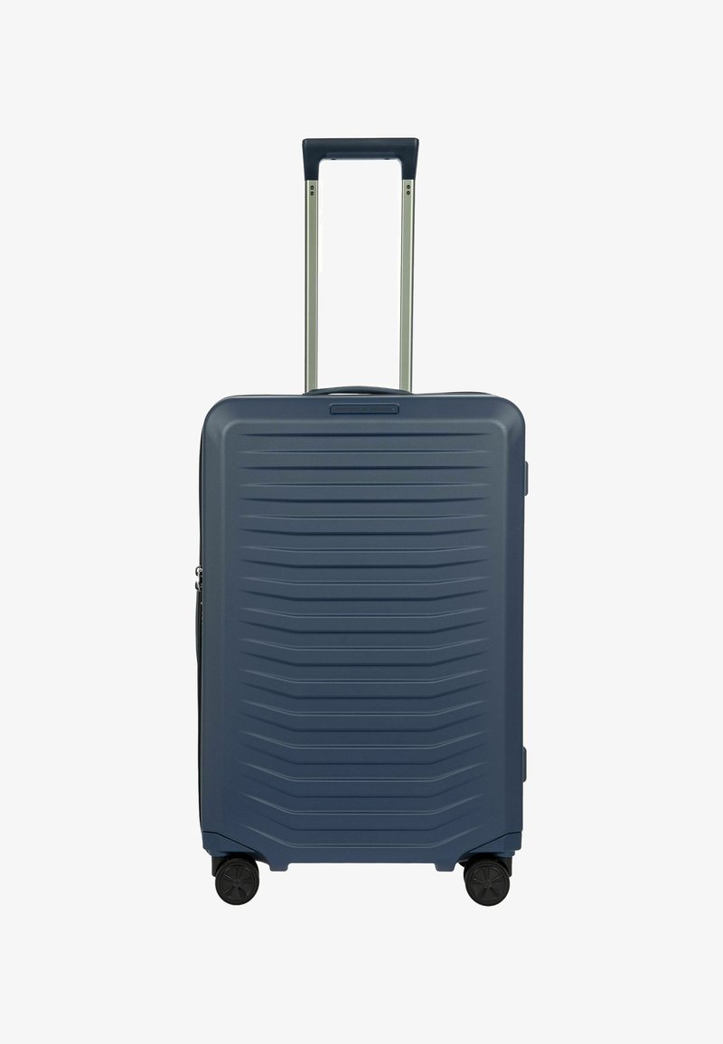 Blauer Hartschalenkoffer mit eingeprägten horizontalen Linien, ausziehbarem Aluminiumgriff und vier schwarzen Rollen für Mobilität.