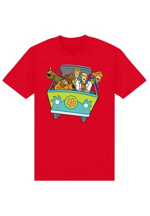 Personajes de Scooby-Doo dentro de una furgoneta verde y azul, con expresiones de miedo, en una camiseta roja.