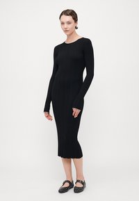 Vero Moda Tall VMNINA O NECK CALF - Vabalt langev kleit - black/birch