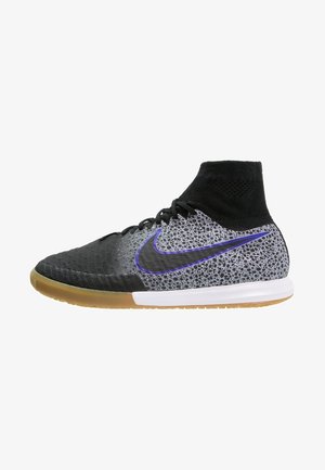 Chaussure de sport noire et grise à tige haute, dessus texturé, logo Nike violet, et semelle en gomme. Présente un style ajusté.