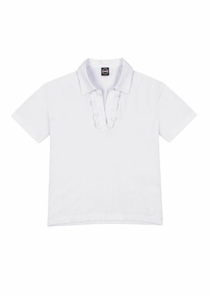 Fehér rövid ujjú pólóing fodros V-nyak kivágással és egy kis kerek logófolttal a szegély közelében.