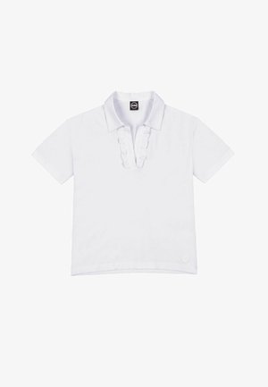 Biele polo tričko s krátkym rukávom, volánovým výstrihom do V a malou okrúhlou nášivkou s logom pri spodnom okraji.