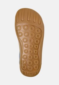 Gumová podešev s kruhovými gripy pro trakci, v béžové barvě a texturovaným vzorem. Značka "Camper" je vylisována.