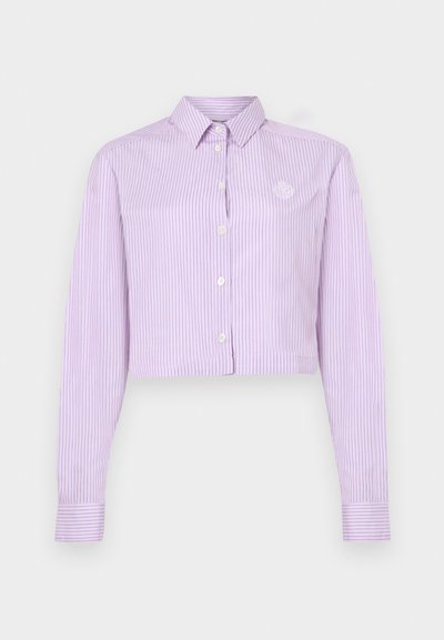 Κοντοκουρεμένο πουκάμισο σε λιλά χρώμα με κατακόρυφες ρίγες. Διαθέτει κλασικό γιακά, μακριά μανίκια και ένα μικρό λογότυπο κοντά στο στήθος.
