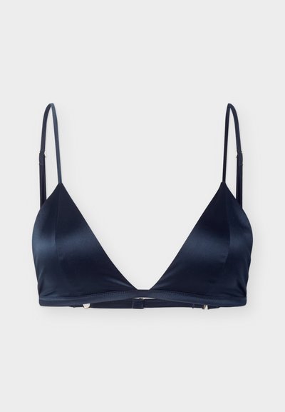 Μαύρο σατέν τρίγωνο bralette με λεπτές ρυθμιζόμενες τιράντες και κούμπωμα πίσω με άγκιστρο και ματάκι σε απλό ανοιχτό φόντο.