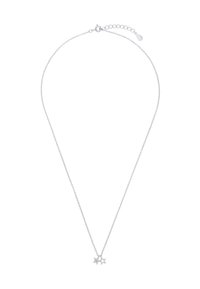Silverfärgad kedja med halsband som har två stjärnformade hängsmycken, en med en ädelstensdetalj. Kedjan är ömtålig med en gulfästen och förlängning.