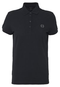 Svart pikétröja med krage, tre knappar och en liten logotyp som föreställer en cirkel och bokstäver på bröstet. Enkel och klassisk design.