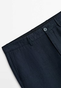 Mörkblå byxor i texturerad tyg, med knäppning, bältesöglor och sidfickor. Skräddarsydd design med rak passform.