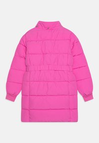 Rozā pūkainā mētelis ar augstu apkakli, sašaurinātu jostasvietu un ribotām piedurknēm. Iezīmēts ar quilted dizainu ar horizontālām kanālām izolācijai.