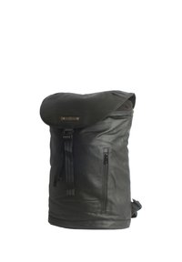 Schwarzer Leder-Rucksack mit umklappbarem Deckel, verstellbaren Trageriemen, seitlicher Reißverschlusstasche und glatter Textur. Langlebiges und funktionales Design.