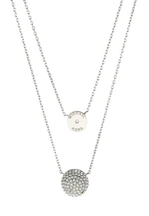 Zilveren ketting met twee lagen met een kleine ronde hanger gegraveerd met "MICHAEL KORS" en een grotere ronde hanger bedekt met sprankelende kristallen.
