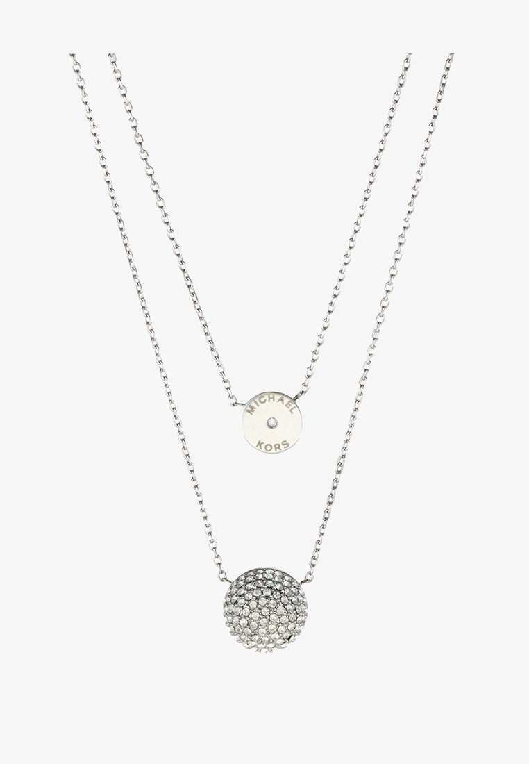 Collier en argent à deux couches avec un petit pendentif rond gravé "MICHAEL KORS" et un pendentif rond plus grand recouvert de cristaux scintillants.