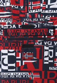 Tissu de veste rouge, blanc et bleu avec un motif répétitif du texte Napapijri et une petite écusson du drapeau norvégien près d'une poche zippée.