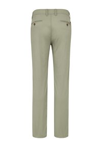 Hellgrüne Hose mit geradem Schnitt, ausgestattet mit zwei Gesäßtaschen und braunen Knopfdetails. Glatte Textur und maßgeschneiderte Passform.