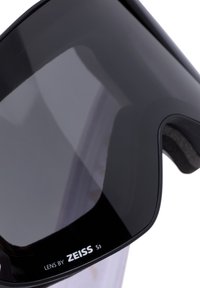 Fekete maszk-stílusú szemüveg sima lencsével, párnázott belső résszel és Zeiss márkajelzéssel. Elegáns kialakítású és ívelt keretű.