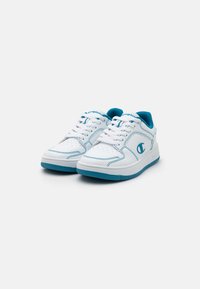 Vita sneakers med turkosa accenter, med en slät läderstruktur, rund tån, låg profil och perforerade detaljer på ovandelen.