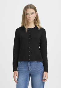 Črni kardigan z dolgimi rokavi iz mehke pletene tkanine, z okroglim izrezom in vrsto šestih črnih gumbov spredaj.