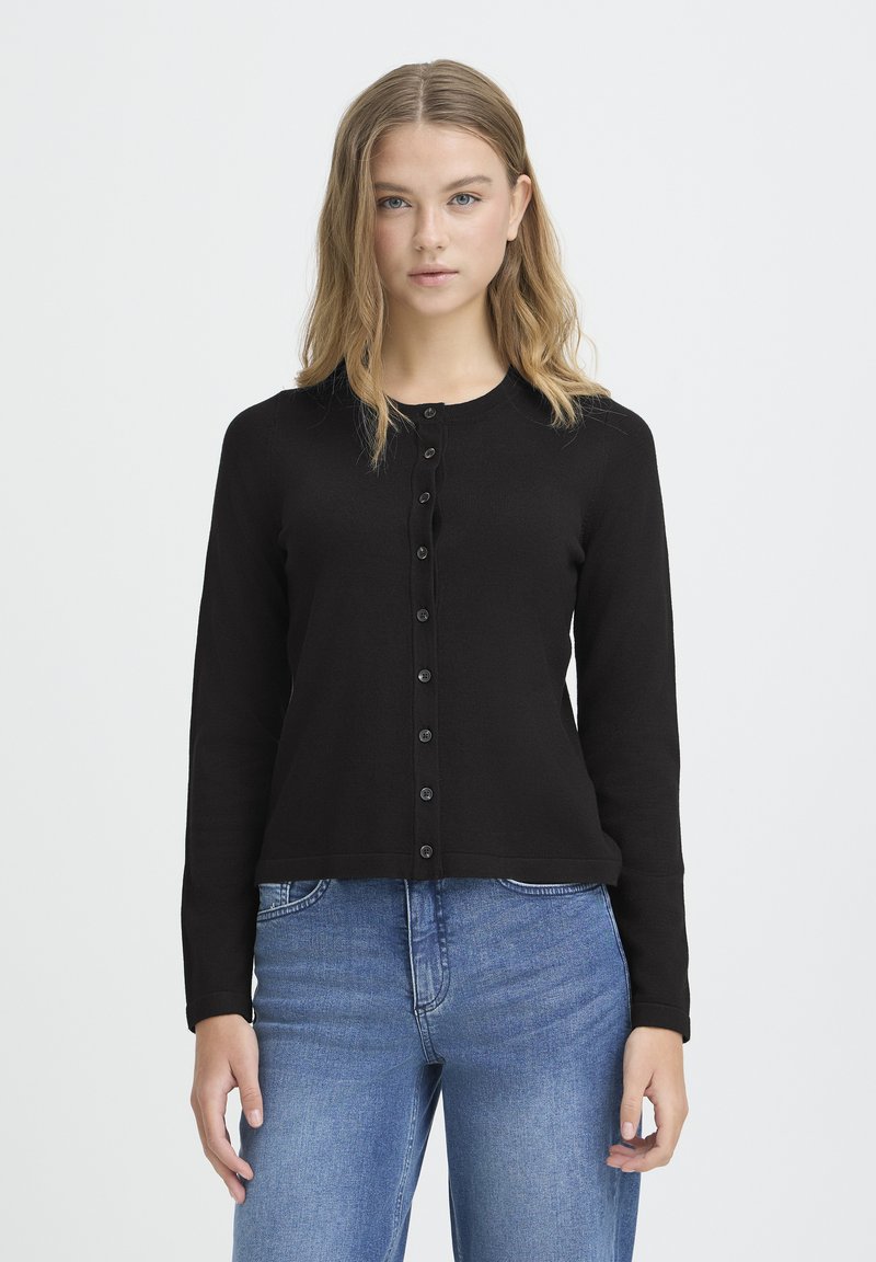 Črni kardigan z dolgimi rokavi iz mehke pletene tkanine, z okroglim izrezom in vrsto šestih črnih gumbov spredaj.