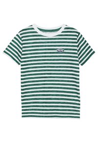 Camiseta de rayas verdes y blancas hecha de algodón, con cuello redondo y un pequeño logo azul "PEPE" en el pecho. Mangas cortas.