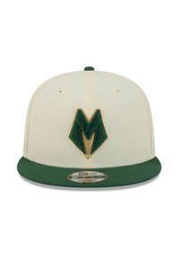 Snapback-Mütze mit einer cremefarbenen Krone, grünem Schirm und einem auffälligen grünen und goldenen "M"-Logo auf der Vorderseite. Mit gestickten Details.