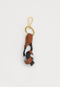 Lædernøglehænger i brun, sort og grå, med et fletdesign og en guldfarvet metalclip og ring til fastgørelse.