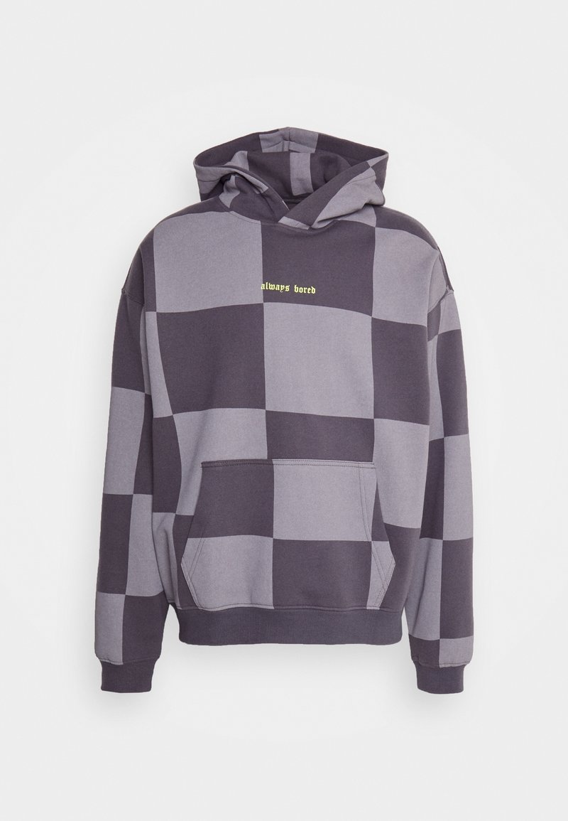 Hoodie i bomullsmix med rutigt mönster i grå nyanser, frontficka och texten "alltid uttråkad" i gult.
