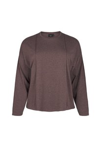 T-shirt marron à manches longues en tissu doux, présentant un col rond et des détails de couture latérale pour un design amélioré. Coupe décontractée avec épaules tombantes.
