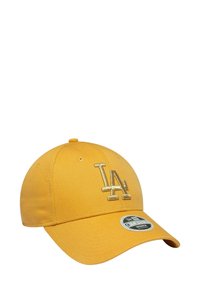 Gelbe Baseballmütze aus Stoff mit einem beigen gestickten "LA"-Logo auf der Vorderseite. Sie hat eine abgerundete Krone und einen gebogenen Schirm.