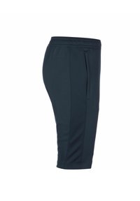 Dunkelblaue Sportshorts aus atmungsaktivem Material, mit elastischem Bund, seitlichen Einschubtaschen und einem knielangen Design.