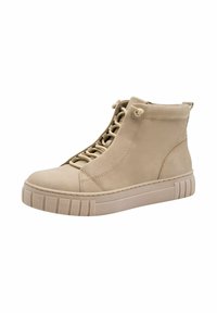 Beige hoge sneaker van glad leer met contrasterende gestikte accenten en een gekartelde rubberen zool met horizontale groeven.