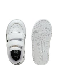 Zapatillas blancas con dos correas de Velcro, parte superior de cuero texturizado, collar acolchado y suela de goma con un diseño de agarre patrón.