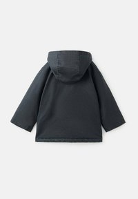 Veste à capuche à manches longues, de couleur gris foncé, avec une coupe ample, présentée à plat de dos sur un fond blanc.
